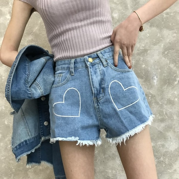 σορτς σύγχρονες γυναίκες είναι διακοσμημένα με την καρδιά και υψηλή μέση