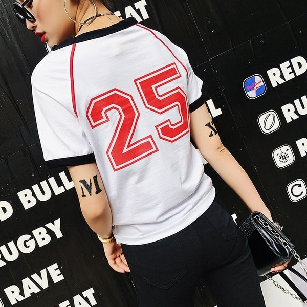 Κομψό κυρίες μπλούζα εικόνα σε λευκό