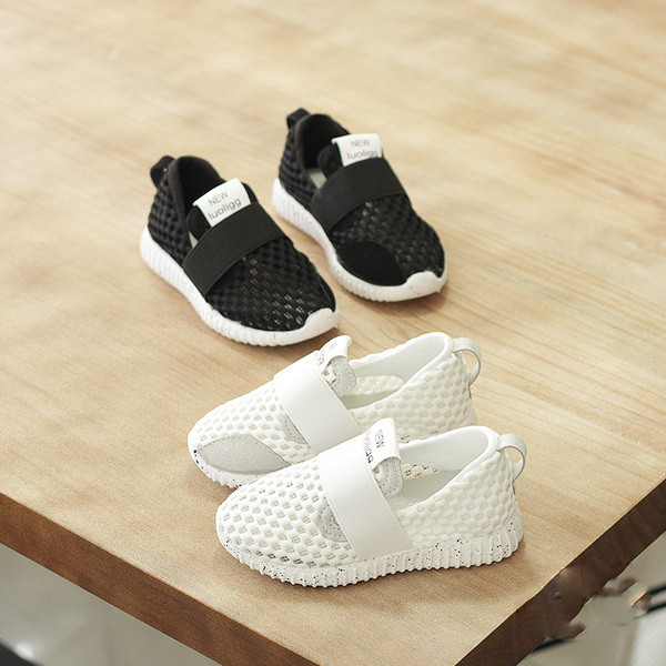 Παιδικά αυλητικά  παπούτσια για κορίτσια και αγόρια σε λευκό και μαύρο χρώμα - άνετα και αναπνεύσημα