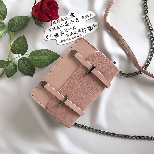 Свежа дамска чанта, подходяща за ежедневие с метална дръжка и в няколко разцветки