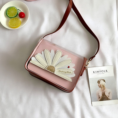 Стилна мини дамска чанта с декорация бродерия в различни разцветки