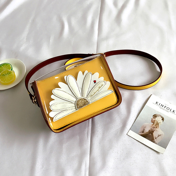 Стилна мини дамска чанта с декорация бродерия в различни разцветки