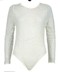 Σύγχρονη μαγιό πλέγμα σε μαύρο και άσπρο με μακριά μανίκια και ένα γυμνό πίσω