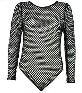 Σύγχρονη μαγιό πλέγμα σε μαύρο και άσπρο με μακριά μανίκια και ένα γυμνό πίσω