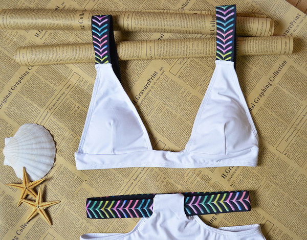 Οι γυναίκες σέξι μαγιό σε λευκό με χρωματιστά ελαστικά