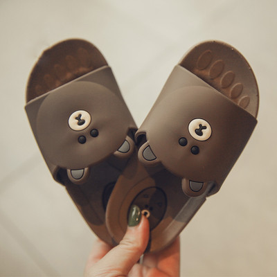 Πολύ ενδιαφέρον παντόφλες καλοκαίρι κατάλληλο για τα κορίτσια και τα αγόρια με ενδιαφέρουσες απομιμήσεις των ζώων