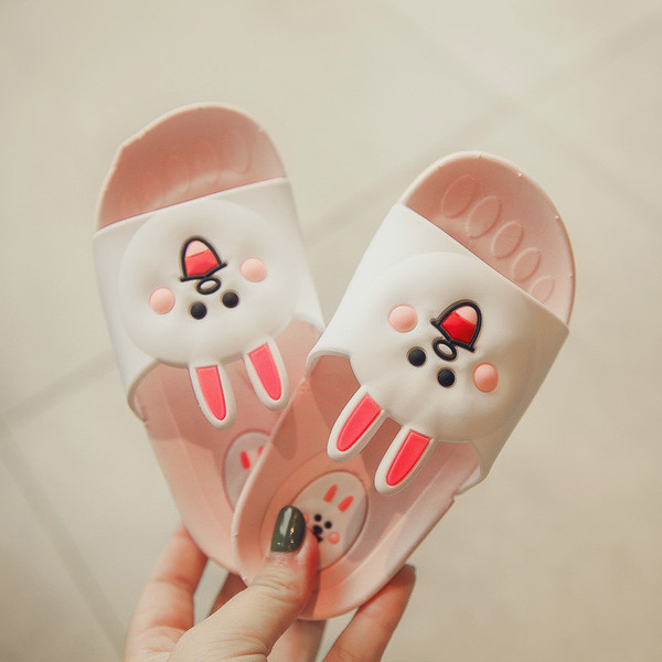 Πολύ ενδιαφέρον παντόφλες καλοκαίρι κατάλληλο για τα κορίτσια και τα αγόρια με ενδιαφέρουσες απομιμήσεις των ζώων