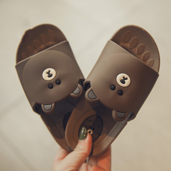 Πολύ ενδιαφέρον παντόφλες καλοκαίρι κατάλληλο για τα κορίτσια και τα αγόρια με ενδιαφέρουσες απομιμήσεις των ζώων