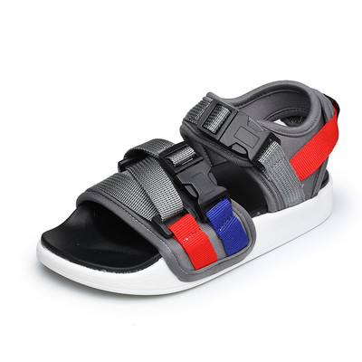 Πολύ άνετα περιστασιακή αθλητισμού σανδάλια για ένα αγόρι με ένα αυτοκόλλητο κούμπωμα