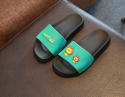 Παντόφλες για τα αγόρια και τα κορίτσια με τις εικόνες των ζώων σε διάφορα χρώματα