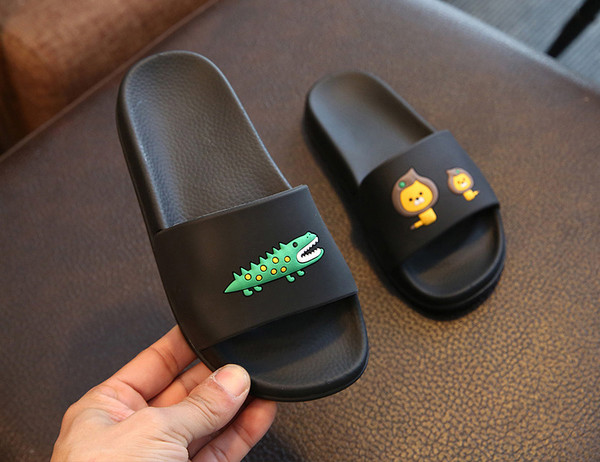 Παντόφλες για τα αγόρια και τα κορίτσια με τις εικόνες των ζώων σε διάφορα χρώματα