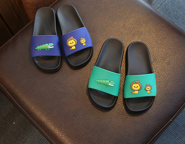 Παντόφλες για τα αγόρια και τα κορίτσια με τις εικόνες των ζώων σε διάφορα χρώματα