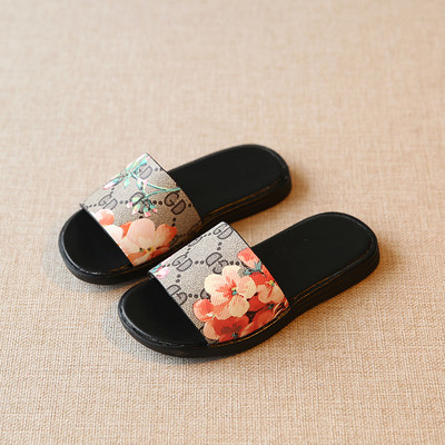 Πολύ κομψό παντόφλες κορίτσι σε δύο ριγέ μοτίβο