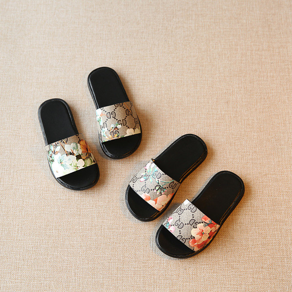 Πολύ κομψό παντόφλες κορίτσι σε δύο ριγέ μοτίβο