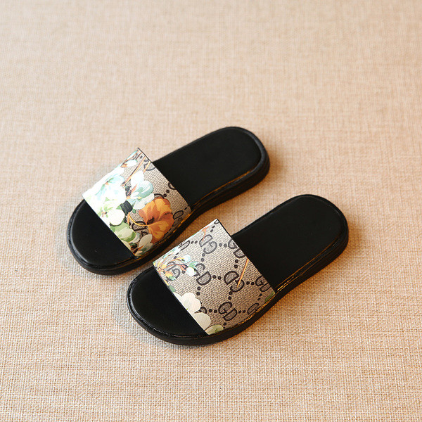 Πολύ κομψό παντόφλες κορίτσι σε δύο ριγέ μοτίβο