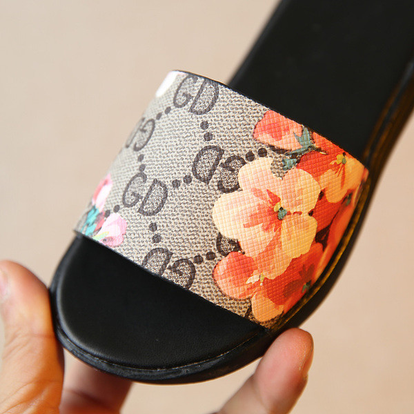 Πολύ κομψό παντόφλες κορίτσι σε δύο ριγέ μοτίβο