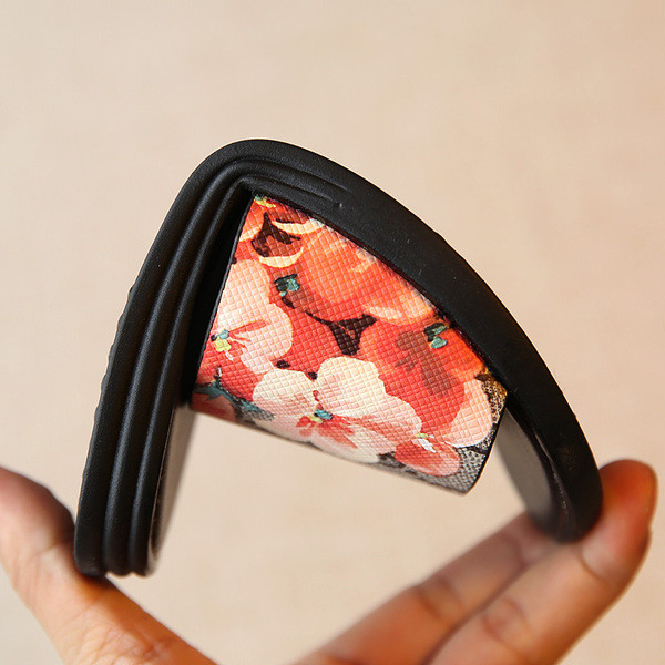 Πολύ κομψό παντόφλες κορίτσι σε δύο ριγέ μοτίβο