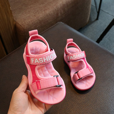 Κομψή σανδάλια για τα αγόρια σε διάφορα χρώματα