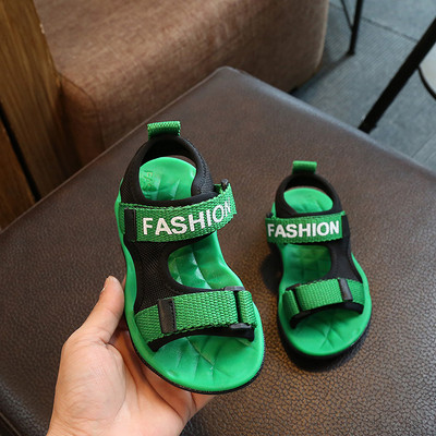 Κομψή σανδάλια για τα αγόρια σε διάφορα χρώματα