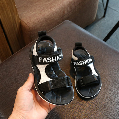 Κομψή σανδάλια για τα αγόρια σε διάφορα χρώματα