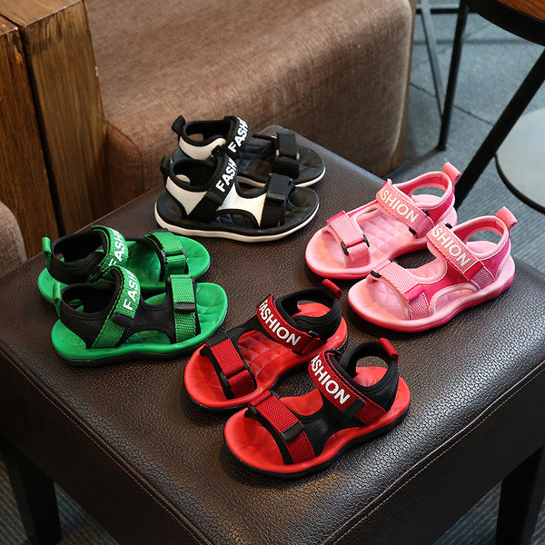 Κομψή σανδάλια για τα αγόρια σε διάφορα χρώματα