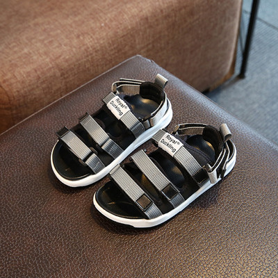 Σούπερ αναπνέει σανδάλια με πολλά μπαλώματα