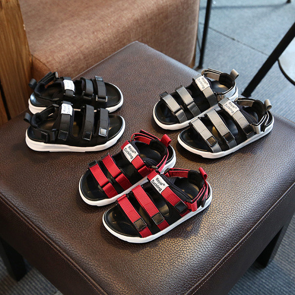 Σούπερ αναπνέει σανδάλια με πολλά μπαλώματα