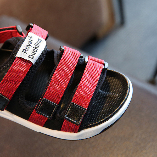 Σούπερ αναπνέει σανδάλια με πολλά μπαλώματα