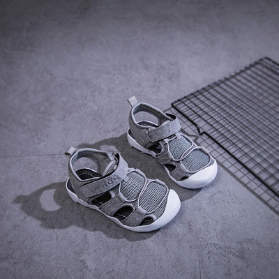 Πολύ ενδιαφέρον αγορίστικο σανδάλια με ελαστικό καπάκι toe και μπαλώματα - 3tsvyata