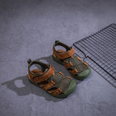 Πολύ ενδιαφέρον αγορίστικο σανδάλια με ελαστικό καπάκι toe και μπαλώματα - 3tsvyata