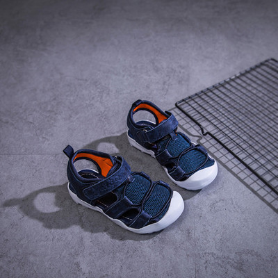 Πολύ ενδιαφέρον αγορίστικο σανδάλια με ελαστικό καπάκι toe και μπαλώματα - 3tsvyata