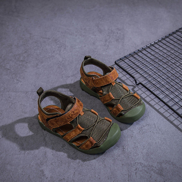 Πολύ ενδιαφέρον αγορίστικο σανδάλια με ελαστικό καπάκι toe και μπαλώματα - 3tsvyata