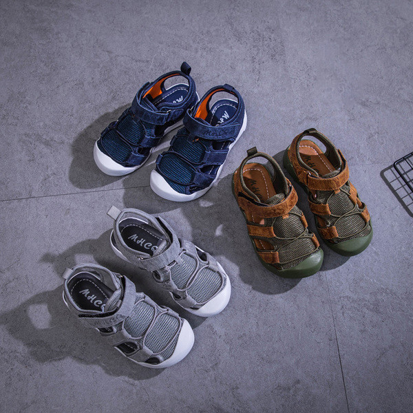 Πολύ ενδιαφέρον αγορίστικο σανδάλια με ελαστικό καπάκι toe και μπαλώματα - 3tsvyata