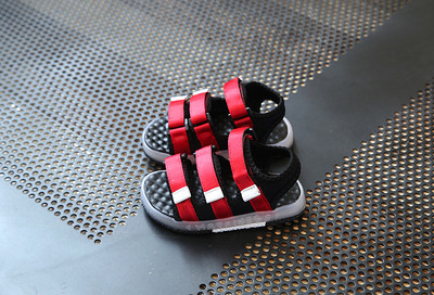 Hit σανδάλια των παιδιών για ένα αγόρι με το φως σόλες