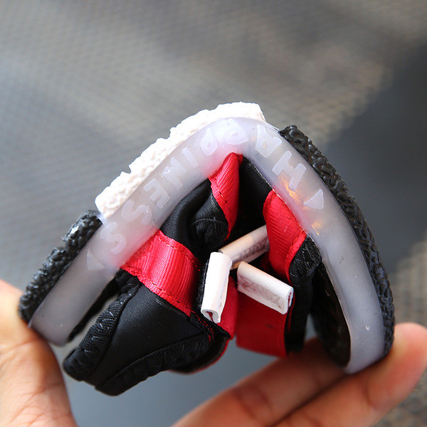 Hit σανδάλια των παιδιών για ένα αγόρι με το φως σόλες