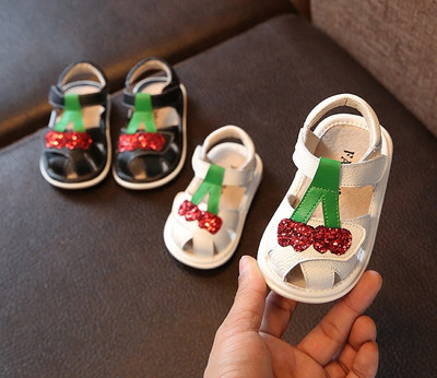 Много нежни бебешки сандалки с апликация черешка - за момиченце