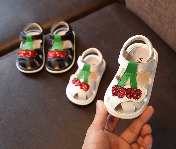 Πολύ απαλό σανδάλια μωρό με κεράσι απλικέ - ένα κορίτσι