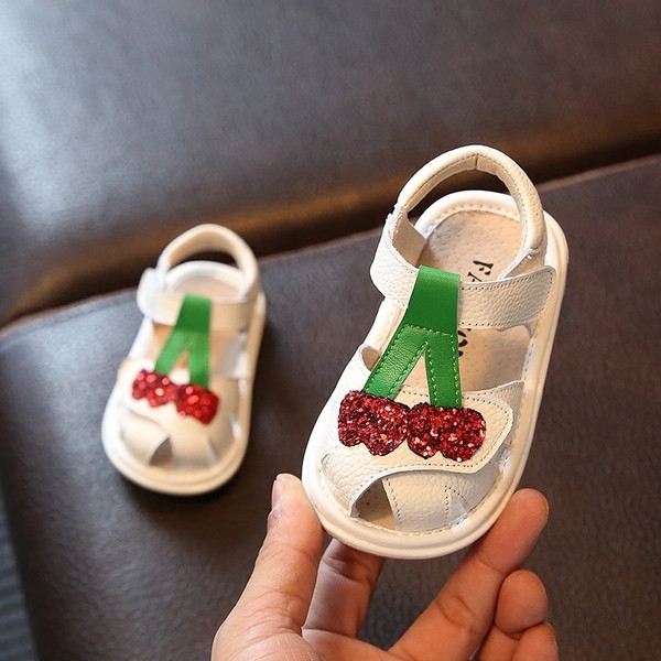 Πολύ απαλό σανδάλια μωρό με κεράσι απλικέ - ένα κορίτσι