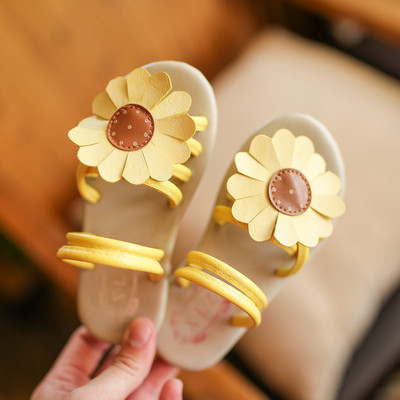 Φρέσκα καλοκαίρι παντόφλες για τα κορίτσια με τη διακόσμηση λουλουδιών