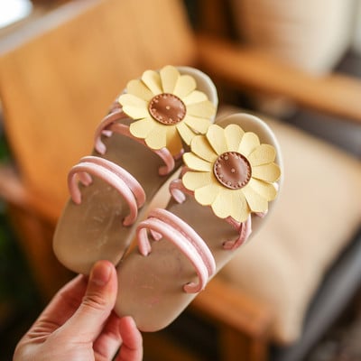 Φρέσκα καλοκαίρι παντόφλες για τα κορίτσια με τη διακόσμηση λουλουδιών