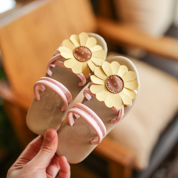 Φρέσκα καλοκαίρι παντόφλες για τα κορίτσια με τη διακόσμηση λουλουδιών