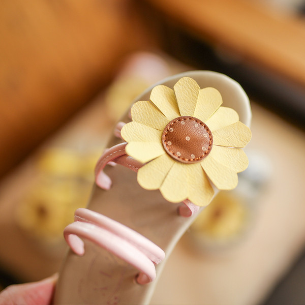 Φρέσκα καλοκαίρι παντόφλες για τα κορίτσια με τη διακόσμηση λουλουδιών