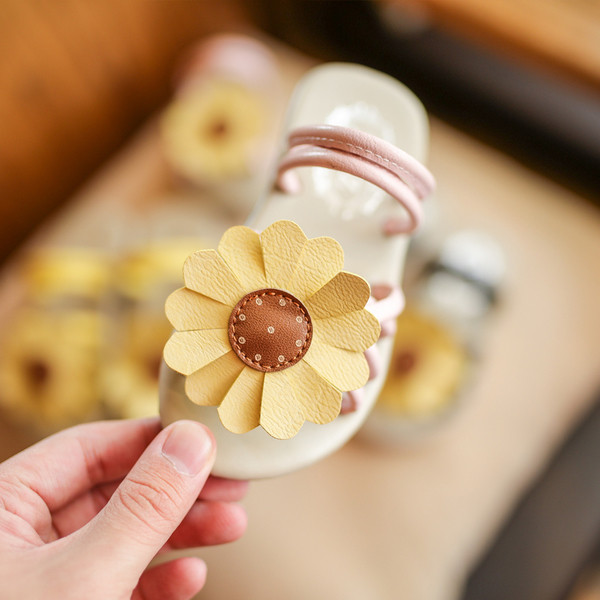 Φρέσκα καλοκαίρι παντόφλες για τα κορίτσια με τη διακόσμηση λουλουδιών