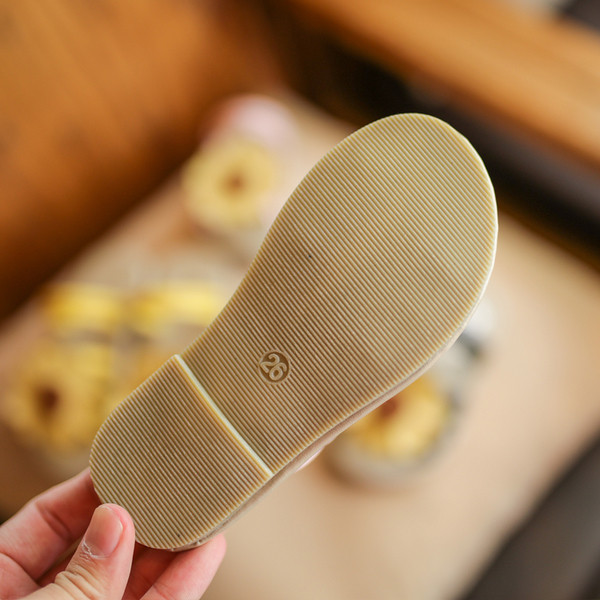 Φρέσκα καλοκαίρι παντόφλες για τα κορίτσια με τη διακόσμηση λουλουδιών