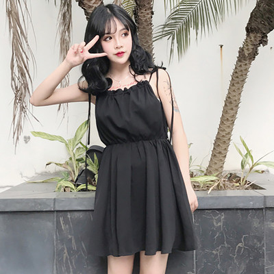 Πολύ κομψό κυρίες μαύρο φόρεμα με ενδιαφέρουσες συνδέσεις