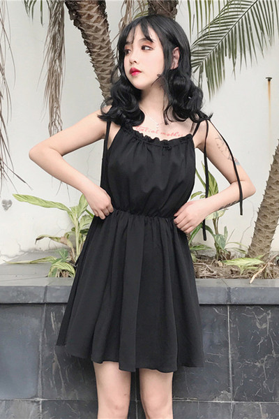 Πολύ κομψό κυρίες μαύρο φόρεμα με ενδιαφέρουσες συνδέσεις