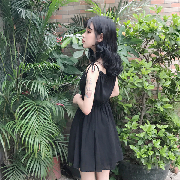 Πολύ κομψό κυρίες μαύρο φόρεμα με ενδιαφέρουσες συνδέσεις