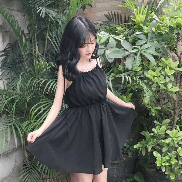 Πολύ κομψό κυρίες μαύρο φόρεμα με ενδιαφέρουσες συνδέσεις