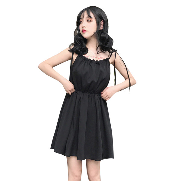 Πολύ κομψό κυρίες μαύρο φόρεμα με ενδιαφέρουσες συνδέσεις