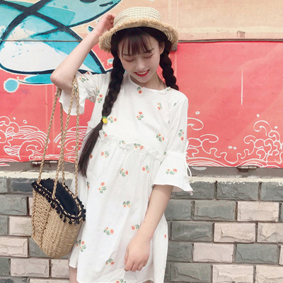 Μεγάλη Sharenka καλοκαίρι γυναικών φόρεμα με ενδιαφέρον aplikatsiy